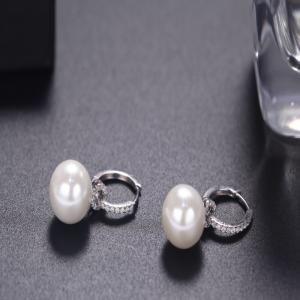 18 K arany fülbevaló gyöngyházzal