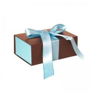 újrahasznosított, kemény karton mágneses záró ajándékdobozok selyembetétekkel
