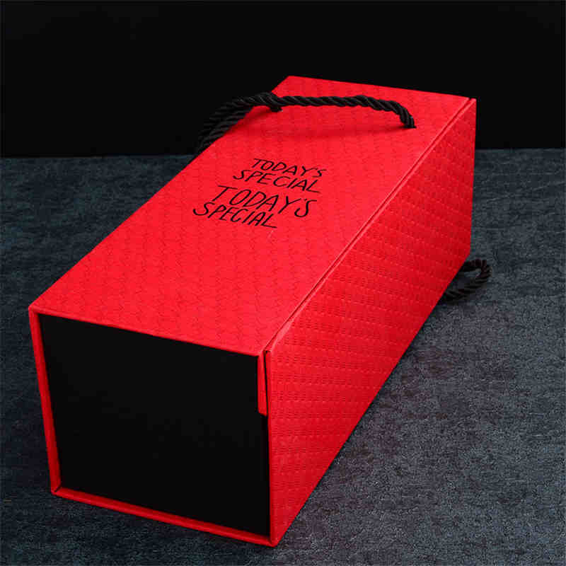 Egyedi luxus ajándékpapír karton, matt fekete dobozban