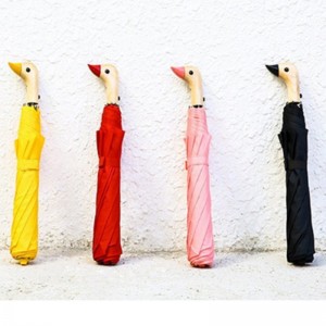 2019 automatikusan nyitott sárga kacsafa fogantyúval ellátott horog 2 összecsukható esernyő