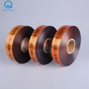 Szaúd-Arábia VESZÉLY / VIGYÁZAT Földalatti telekommunikációs kábel figyelmeztető szalag; Száloptikai kábel az aláfutó figyelmeztető szalag alatt