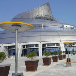 Napenergia menedék acél padok reklám pólus telefon és tabletta töltés