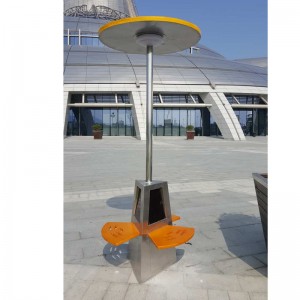 Napenergia menedék acél padok reklám pólus telefon és tabletta töltés