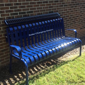 Uptown töltőpad napelemekkel mögött