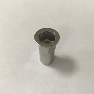 szegecs anyával zárt vég