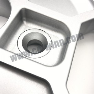 Testreszabott kovácsolás \/ CNC megmunkálás Alumínium keréktárcsa középpontjában Autóalkatrészek Alkatrészek Értékesítés utáni alkatrészek