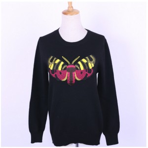 Egyedi varrott pillangó-javítás a gyapjú kötött pulóverből