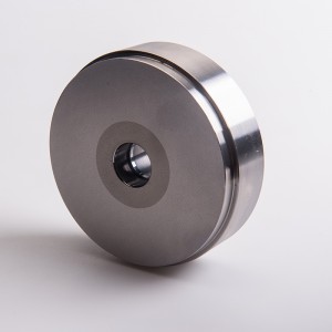 erősen polírozott volfrám-keményfém betét, hideg fejléc