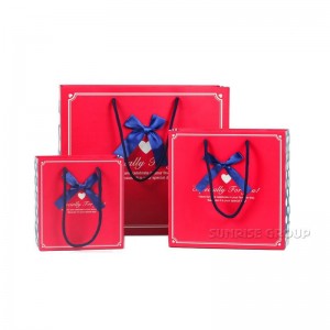 Egyedi logó nyomtatva, nagykereskedelmi papírzacskókkal