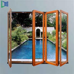 Alumínium összecsukható ajtók dupla üvegezéssel és kézi redőnyök hőátadó fadarabbal