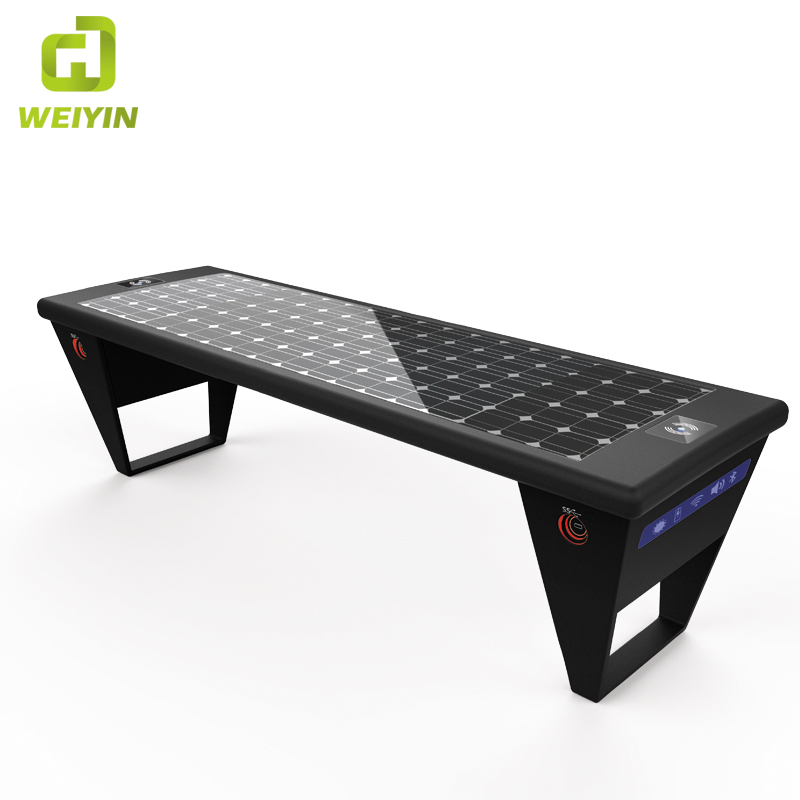 Intelligens napelemmel működő kültéri utcai bútor-pad a mobiltelefon töltéséhez