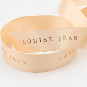 testreszabott színes logó nyomtatás dombornyomásos fóliával nyomtatott fekete szatén szalaggal