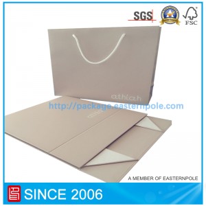 Hajtogatott doboz és papírzacskó bébiruhákhoz