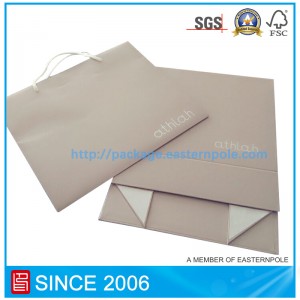 Hajtogatott doboz és papírzacskó bébiruhákhoz