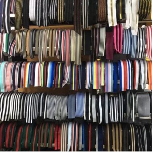 Speciális kialakítású, lágy elasztikus szalagok ruhákhoz