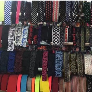 Speciális kialakítású, lágy elasztikus szalagok ruhákhoz