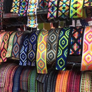 Speciális kialakítású, lágy elasztikus szalagok ruhákhoz