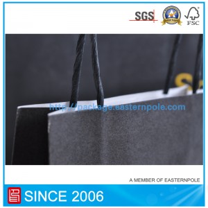 Fekete papírzacskó fóliabélyegző logóval