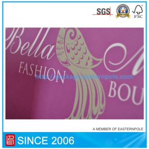 Lila papírzacskó csomózott fogantyúval