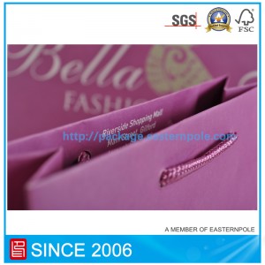 Lila papírzacskó csomózott fogantyúval