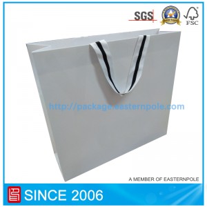 Luxus fehér papírzacskó ruházathoz, fordított aljjal