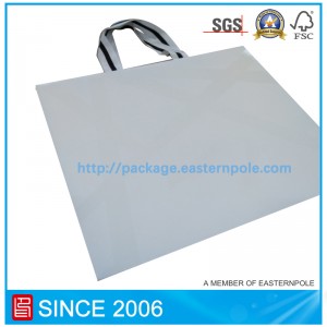 Luxus fehér papírzacskó ruházathoz, fordított aljjal