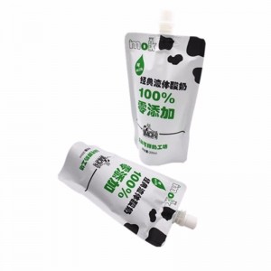 A testreszabott nyomtatás a folyadék, például a tej újrahasznosítható vízgyűjtő tasakban áll.