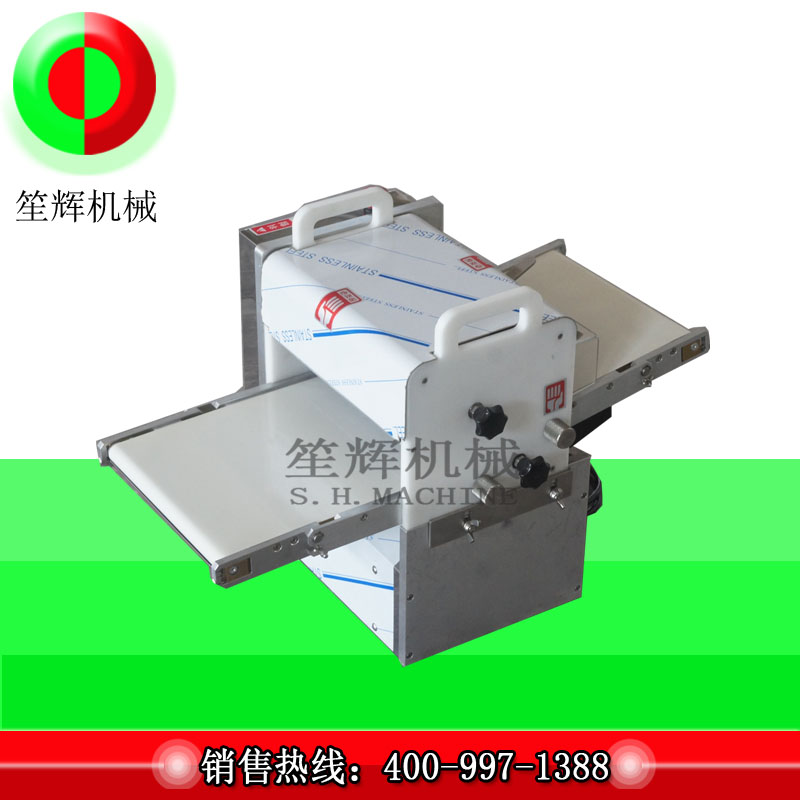 Kicsi húsvágó vágja a sertésborda