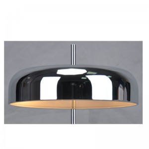 Asztali lámpa fém árnyékolással és lapos talppal