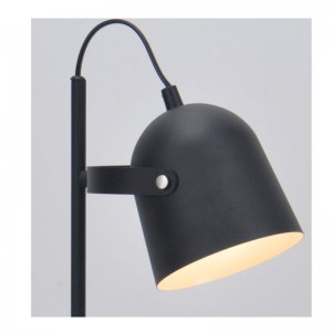 Asztali lámpa fém árnyalattal és az árnyék funkció beállításával, lapos talppal