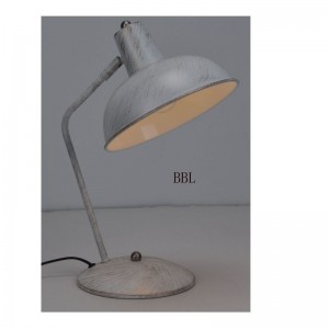 Asztali lámpa fém árnyékoló funkcióval és fehér, arany szálcsiszolóval