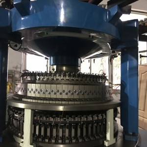 Nagy sebességű, kis átmérőjű, testméretű, kör alakú kötőgép