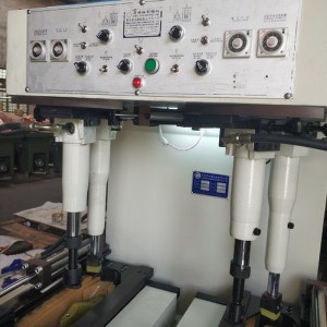 Cipőkészítő fallal ellátott talpprésgép