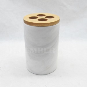 Fehér márvány fa részekkel ellátott fürdőszoba kiegészítőkkel