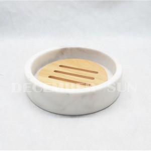 Fehér márvány fa részekkel ellátott fürdőszoba kiegészítőkkel