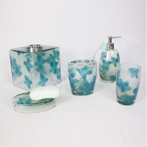 Áttetsző üveg káros fürdőszobai kiegészítőkkel