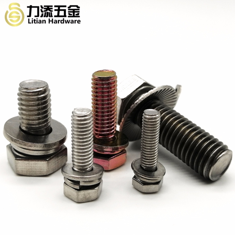 Különböző méretű acél alátét és csavarok