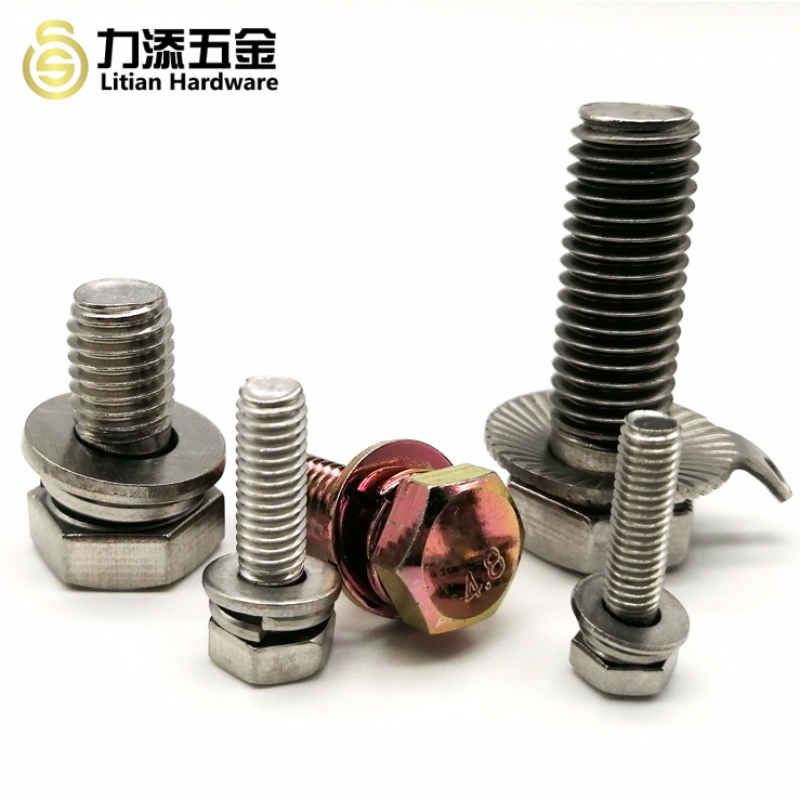 Különböző méretű acél alátét és csavarok