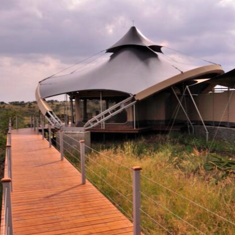 Előregyártott szafari házak kétrétegű PVDF membránszerkezetű szállodai sátor Dél-Afrikában