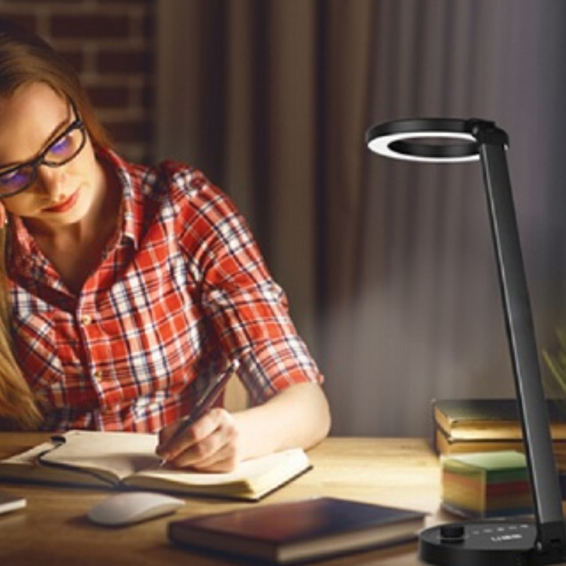 A 688s led asztali lámpa forgatható 95ra 12w fehér színű