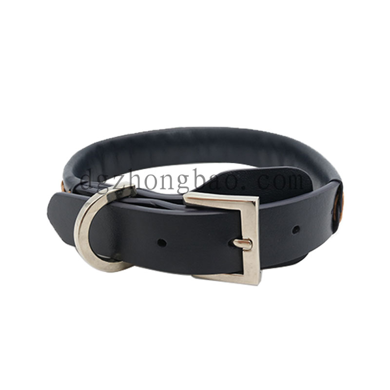 Fekete bőr és kézzel varrott nyakörv kutyák számára