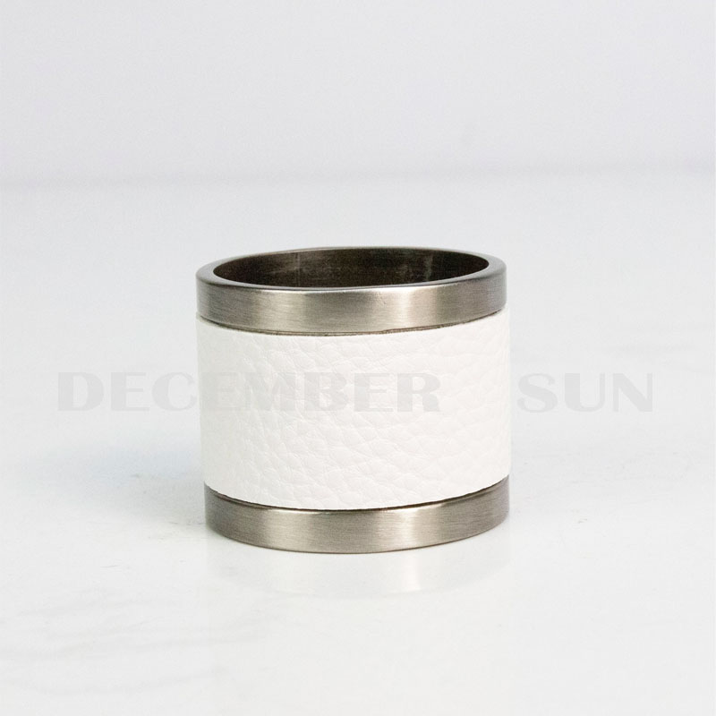 Gyönyörű színes fém és bőr szalvéta gyűrű