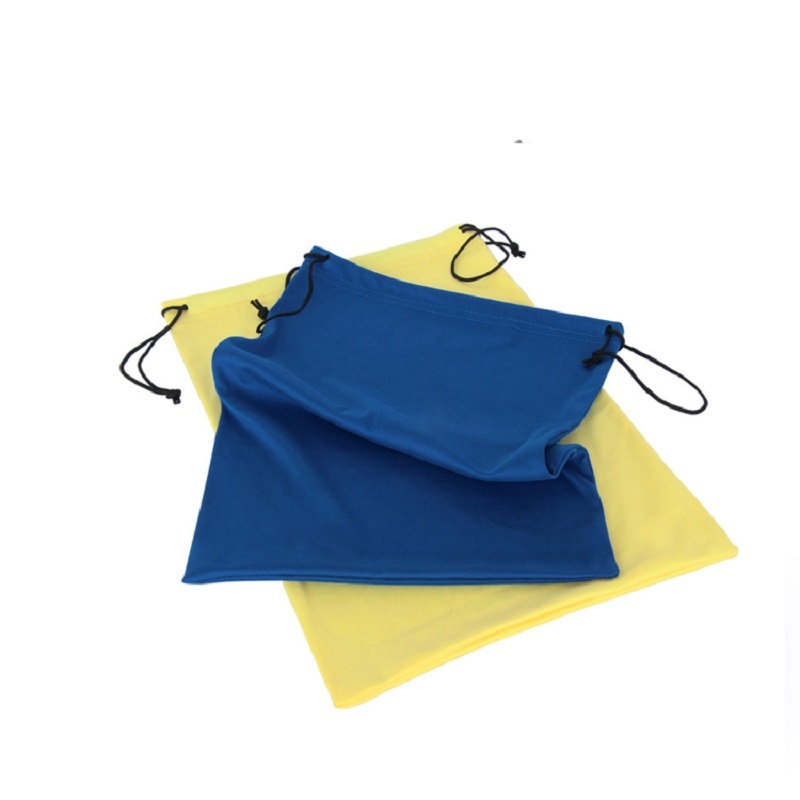 SGS60 egyedi méretű, nyomtatott, nagy fekete, húzózsinórral, bársonyos ruhával ellátott porzsák ajándékhoz