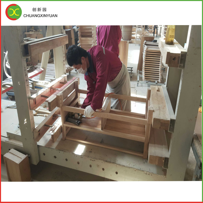 Háromdimenziós keret-összeszerelő gép