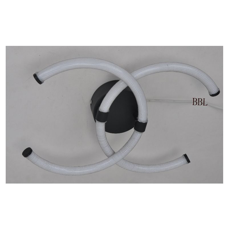 LED-plafonlámpa, amelynek két C-s akrilcső van