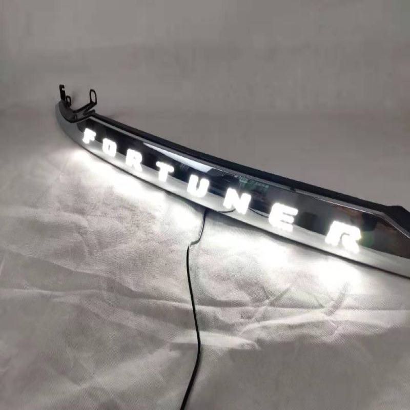 A Toyota Fortuner féklámpája, a Toyota Fortuner lámpája.