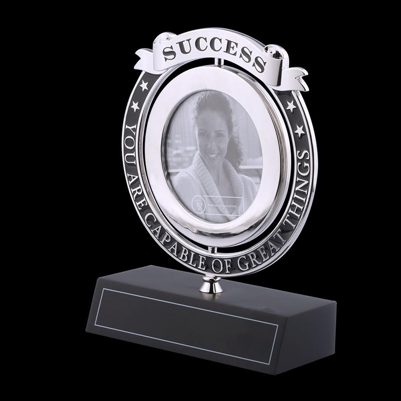 Jó minőségű, cinkötvözetből álló forgó fotókeret fa alappal