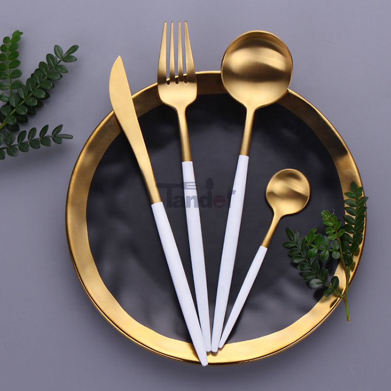 304 matt lengyel étkészlet koreai evőeszközök fehér fogantyúval az esküvői ajándékhoz