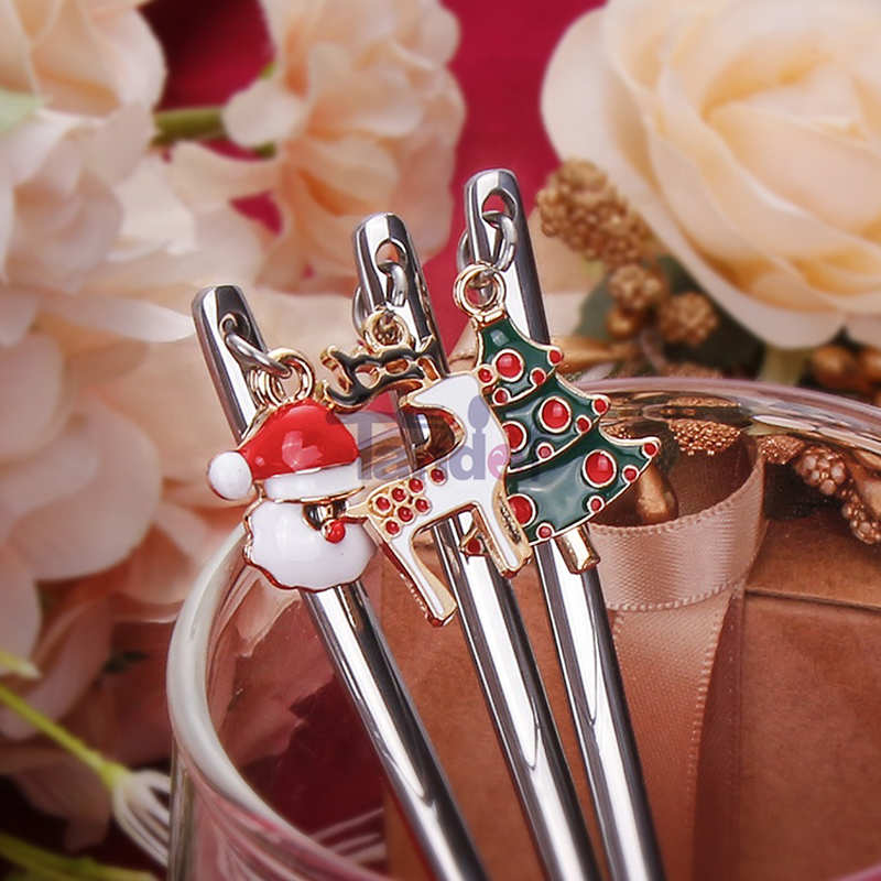 Karácsonyi kalapos zoknik díszítik a rozsdamentes acél tea kávés kanál karácsonyi ajándékkészletet.