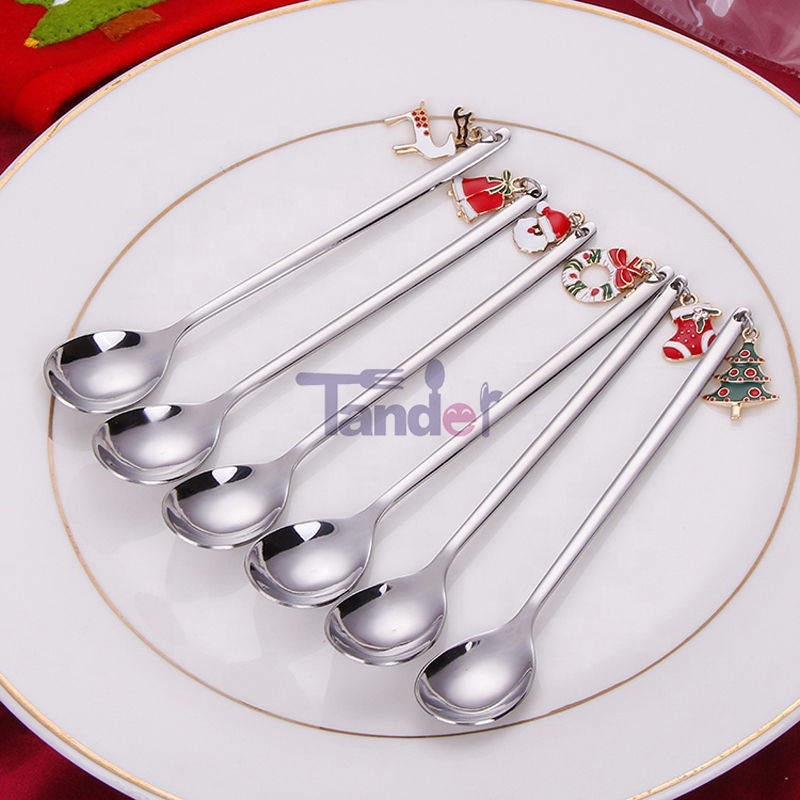 Karácsonyi kalapos zoknik díszítik a rozsdamentes acél tea kávés kanál karácsonyi ajándékkészletet.